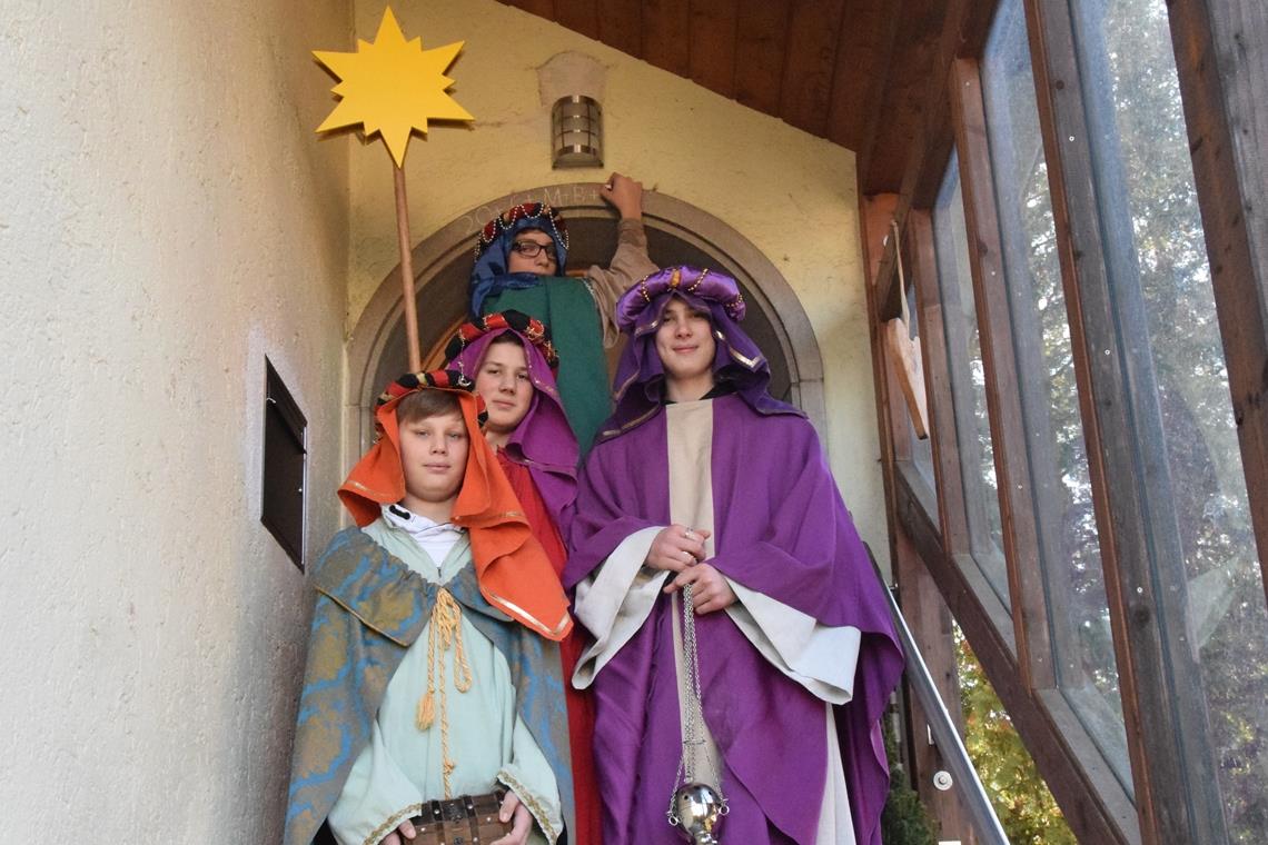 Engagement kommt Kindern in Not zugute Sind seit Jahren fleißige Sternsinger (von links): „Melchior“ Johannes Tritschler, Sternträger Vincent Tritschler, „Balthasar“ Felix Schulte, der gerade den Segensspruch auf den Türbogen schreibt, und „Kaspar“ Paul Tritschler. Foto: Elisabeth Klaper