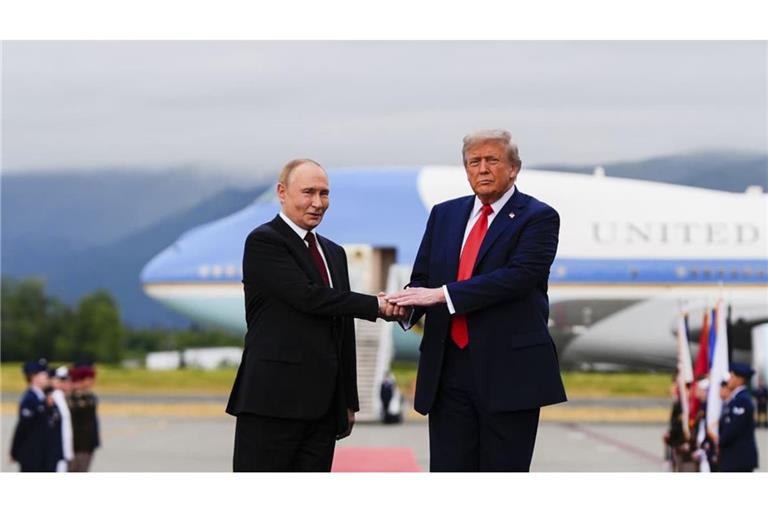 Sind sich einig: Russlands Präsident Wladimir Putin (l., hier bei einem Treffen in Alaska im Jahr 2025) sagte US-Präsident Donald Trump (r.) zu, große Mengen Dieselkraftstoff zu liefern. Das soll die Weltmarktpreise senken.