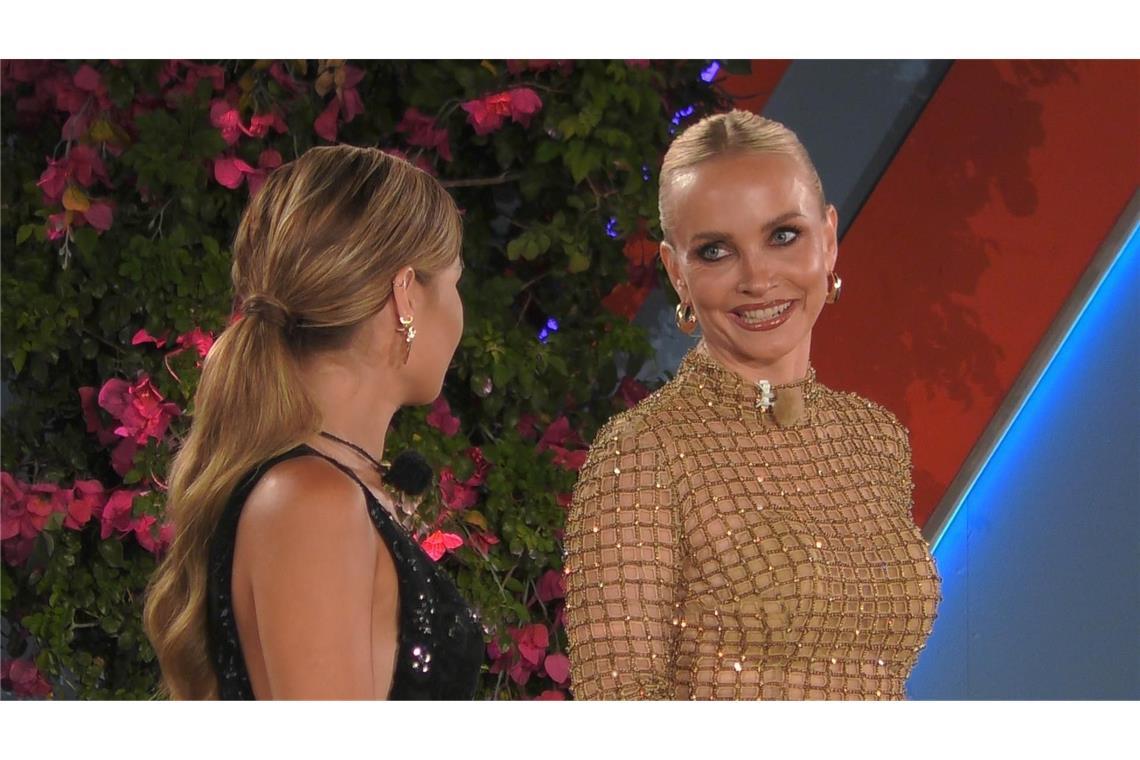 So war das Wiedersehen der 3. Staffel Single-Lady Karina (l.) mit Moderatorin Janin Ullmann beim Finale.
