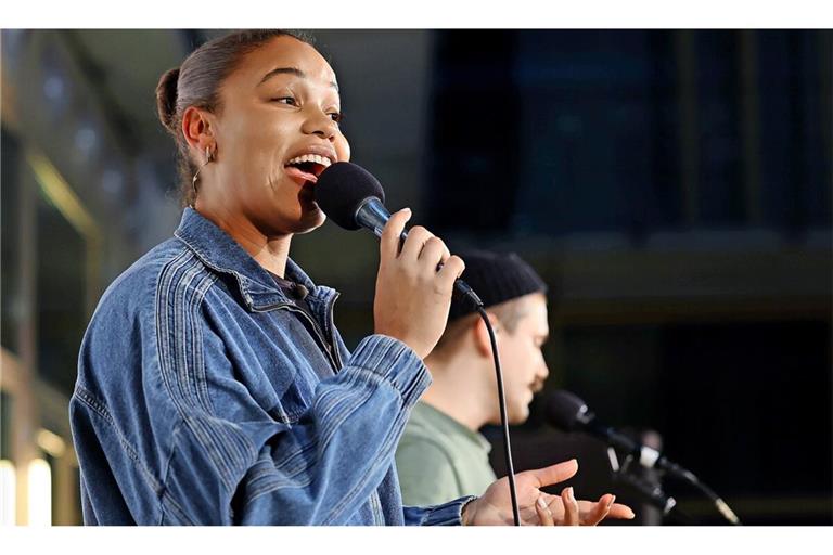 Singt mit Leidenschaft beim „Nachtschicht“-Gottesdienst in Stuttgart den Gospelsong, der für den Olympiasieg von Paris steht: Kugelstoßerin Yemisi Ogunleye