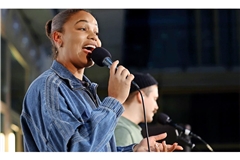 Singt mit Leidenschaft beim „Nachtschicht“-Gottesdienst in Stuttgart den Gospelsong, der für den Olympiasieg von Paris steht: Kugelstoßerin Yemisi Ogunleye