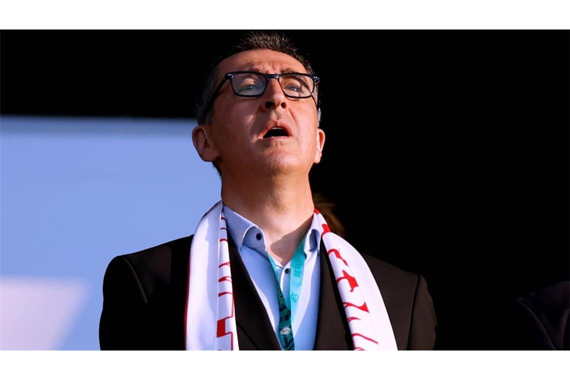 Singt vermutlich gerade das Badnerlied: Ministerpräsident Cem Özdemir mit dem Schal seines Herzensvereins.