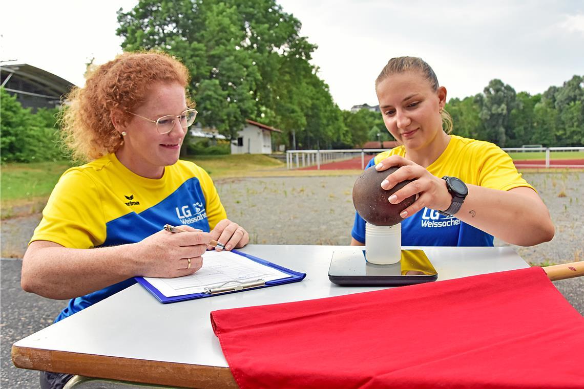 Sinje Hettich (links) und Kathrin Wurst schauen genau hin, ob zum Beispiel die Kugel fürs Kugelstoßen das richtige Gewicht hat. Foto: Tobias Sellmaier