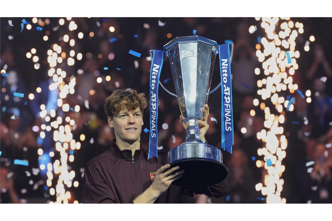 Sinner holt die Trophäe bei den ATP Finals.