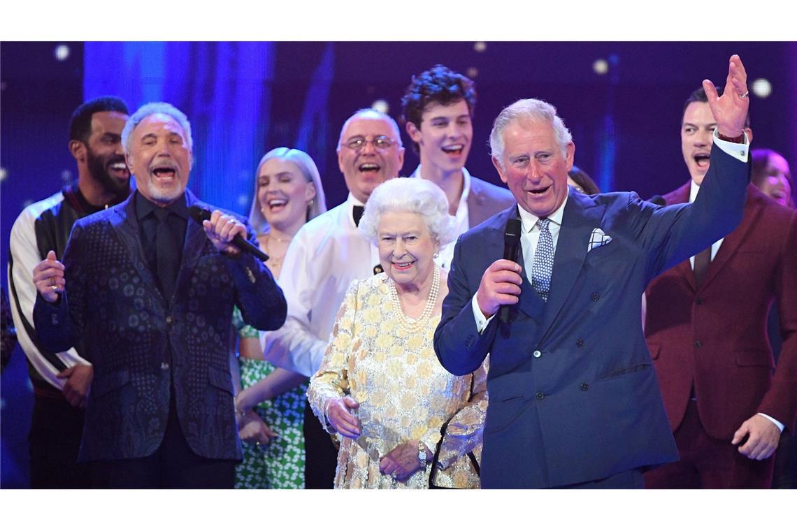 Der Tiger kippt nicht um - Tom Jones wird 85 Sir Tom Jones trat beim 92. Geburtstag für Queen Elizabeth II. auf, die ihn 2006 zum Ritter geschlagen hatte.