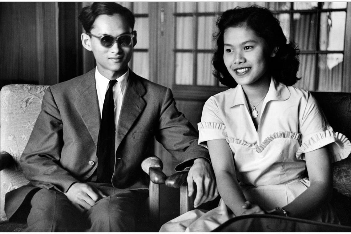 Thailand trauert um ehemalige Königin Sirikit Kitiyakara stammt selbst aus königlichem Haus, ihr Vater ist ein Prinz. Sie lernt den Thronfolger mit der charakteristischen runden Brille in den 1940er Jahren in Paris kennen.