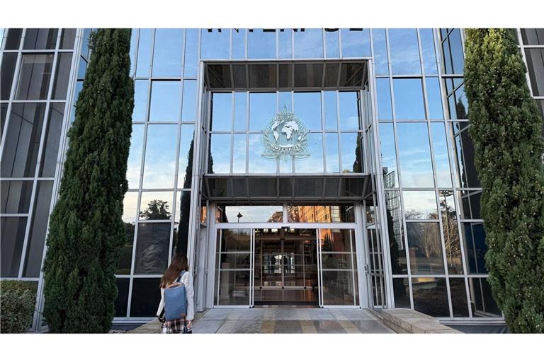 Sitz von Interpol in Lyon (Archivbild). Vor mehr als 20 Jahren wurde ihre Leiche in einer Regentonne in Frankreich gefunden - nun ist die Frau identifiziert und ein Verdächtiger geschnappt.