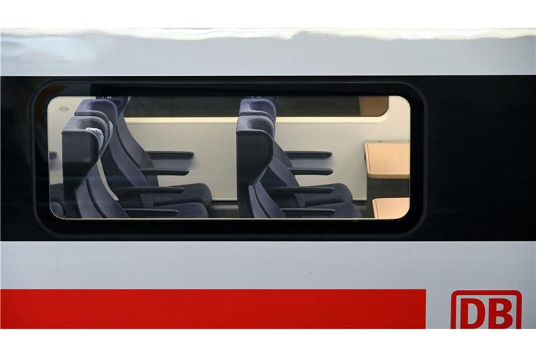 Sitzplatzreservierungen im Fernverkehr der Bahn sind zum Fahrplanwechsel am Sonntag teurer geworden. Die Familienreservierungen hat der Konzern zudem trotz aller Kritik abgeschafft. (Archivbild)