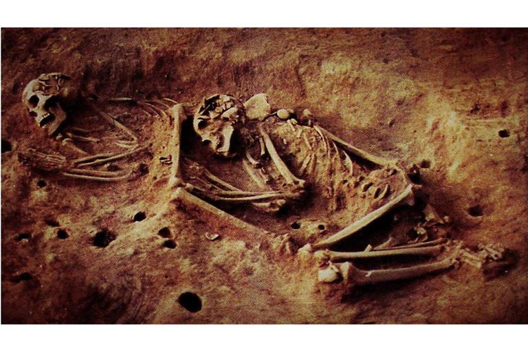 Skelette zweier Jäger- und Sammlerindividuen, die in der archäologischen Stätte von Checua (Bogotá Altiplano) ausgegraben wurden.