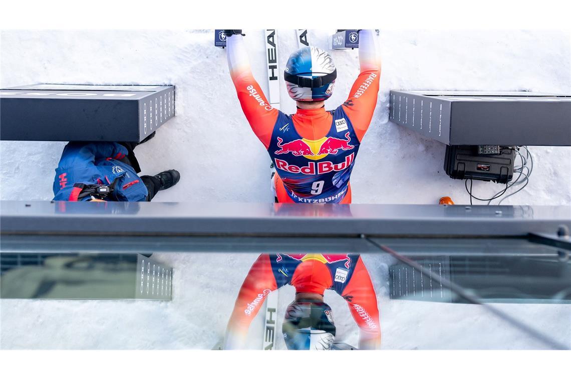 Bilder des Tages Ski alpin: Franjo Von Allmen aus der Schweiz spiegelt sich im Starthaus beim Training für das berühmte Hahnenkammrennen auf der Streif.