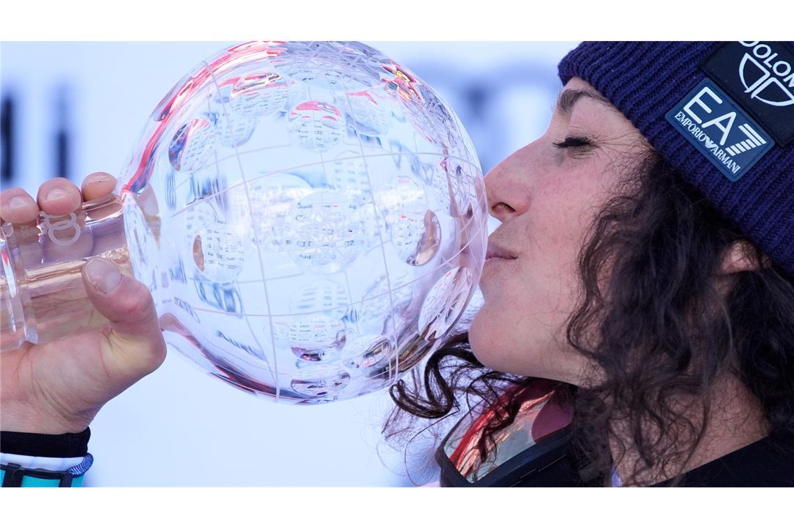 Bilder des Tages Ski alpin: Weltcup - Federica Brignone aus Italien küsst die Kristallkugel.