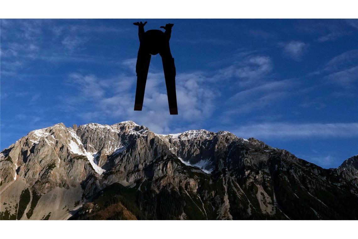 Ski nordisch/Kombination: Nathalie Armbruster aus Deutschland bei ihrem Sprung von der Normalschanze in Ramsau in Oberbayern.