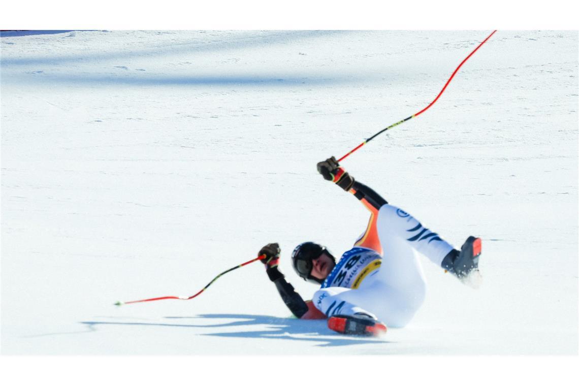 Bilder des Tages Ski-WM in Österreich: der Deutsche Luis Vogt utscht nach seinem Sturz in den Zielraum.