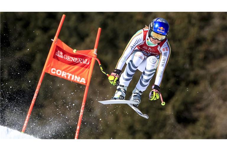 Skifahrerin Emma Aicher auf der Piste in Cortina, auf der im nächsten Februar die olympischen Frauen-Rennen stattfinden werden. Weitere deutsche Olympia-Hoffnungen finden Sie in unserer Bildergalerie – klicken Sie sich durch!