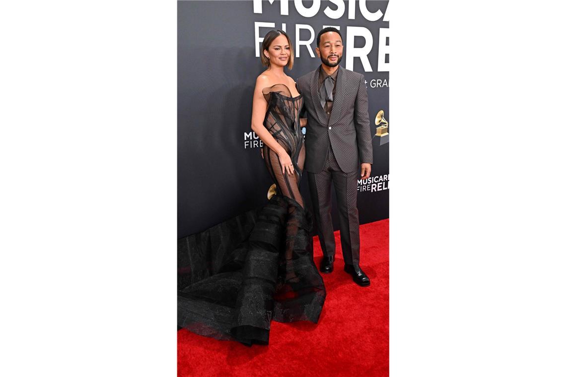 Die schönsten (und schlimmsten) Grammy-Looks Skulptur aus Stoff – John Legends Frau Chrissy Teigen optierte für ein halbtransparentes schwarzes Netzkleid mit Schleppe von Christian Siriano.