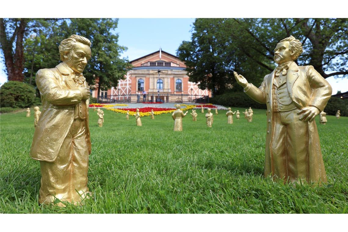 Wagner-Musik lässt Filme flirren Skulpturen des Künstlers Ottmar Hörl, welche Richard Wagner und seinen Förderer, König Ludwig II. (rechts) darstellen, stehen vor dem Festspielhaus Bayreuth. (Archivbild)