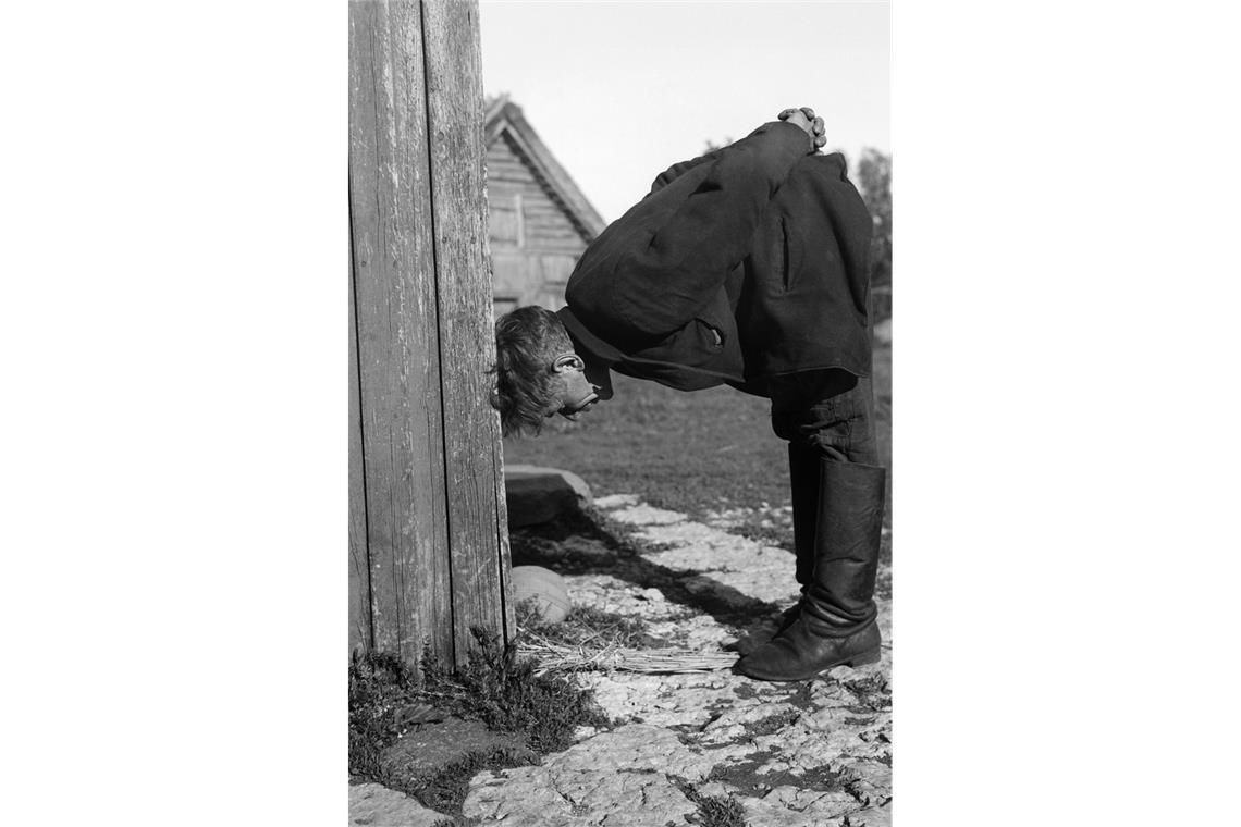 Skurrile historische Sportarten in Finnland: Wie lange kann ein Finne mit dem Kopf an einem Balken stehen? Die folgenden Schwarz-Weiß-Fotografien stammen vom finnischen Ethnologen Maximilian Stejskal (1906-1991). Er hat sie zwischen 1929 und 1937 im ländlichen Süd- und Ostfinnland aufgenommen. Übrigens: Auf die folgenden Fragen gibt es keine Antworten.