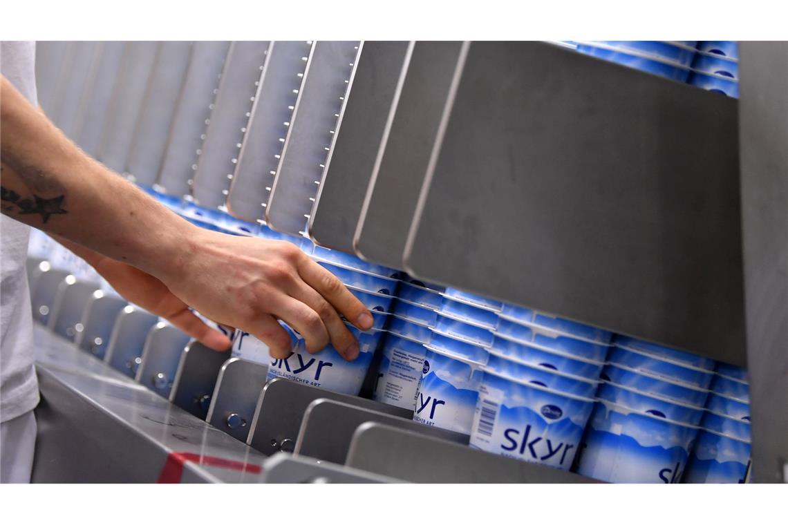 Skyr ist vom Geschmack her ähnlich wie Joghurt und Quark.