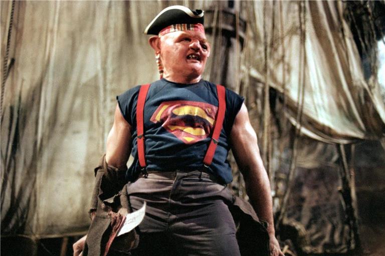 Sloth (John Matuszak), der durch die jahrelangen Misshandlungen seiner Mutter verunstaltete Sohn der Fratellis, freundet sich mit den Goonies an.