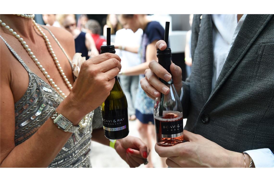 Stirbt der Small Talk aus? Small Talk mit Prosecco: Gäste unterhalten sich am Rande einer Modenschau in Berlin. (Archivbild)