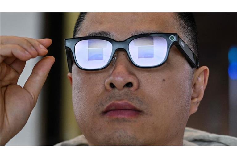 Smart Glasses können die Umgebung vollständig analysieren und filmen. Das Problem: Umstehende erkennen nicht, ob sie gefilmt werden. Nur ein winziges, kaum erkennbares LED-Lämpchen am Brillenbügel deutet auf eine laufende Kamera hin.