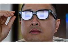 Smart Glasses können die Umgebung vollständig analysieren und filmen. Das Problem: Umstehende erkennen nicht, ob sie gefilmt werden. Nur ein winziges, kaum erkennbares LED-Lämpchen am Brillenbügel deutet auf eine laufende Kamera hin.