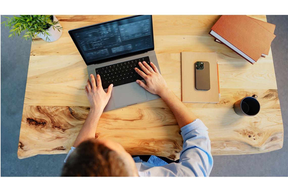 Smart Home ist der Oberbegriff für technische Verfahren und Systeme zur Gebäudeautomation in Wohnräumen und -häusern. Was einfach und komfortabel  klingt, ist in vielerlei Hinsicht komplex.