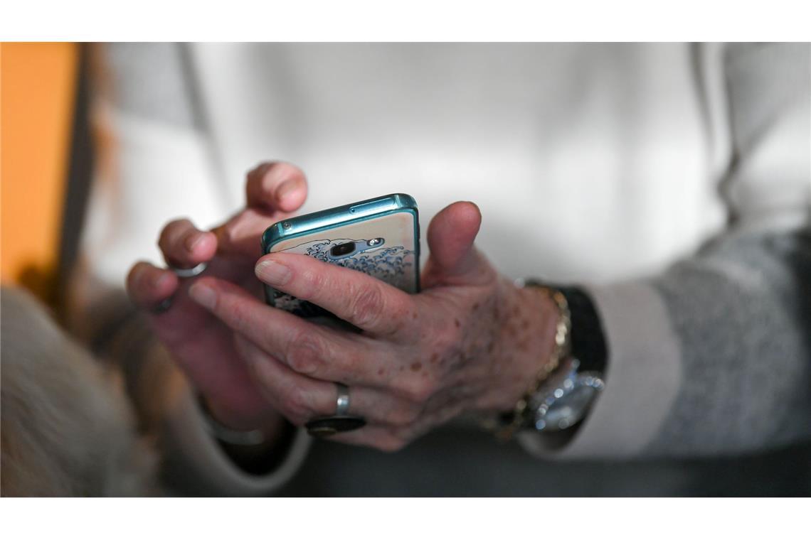 Smartphone? Auch für die allermeisten älteren Leute unverzichtbarer Alltagsbegleiter. (Symbolbild)