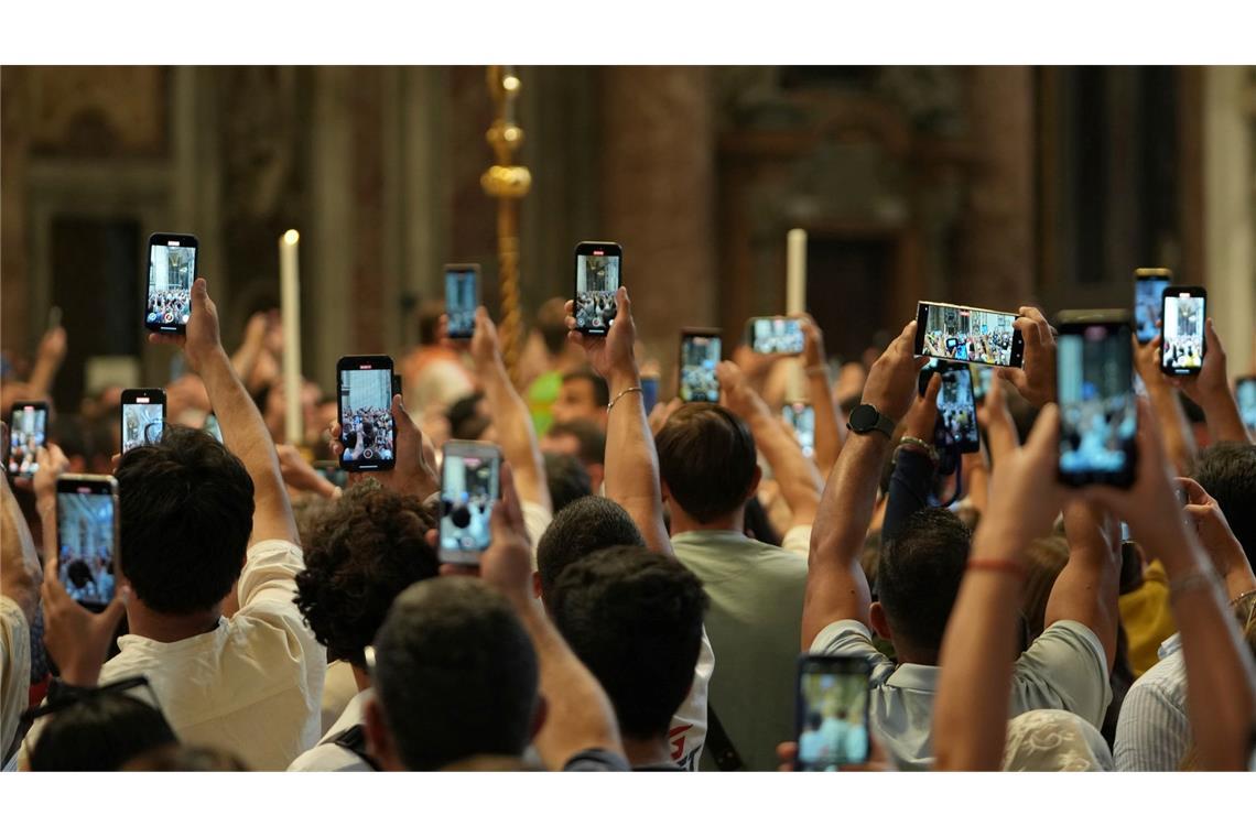 Bilder des Tages Smartphones auf den Papst: Leo XIV. beim Jubiläums des Sports im Petersdom