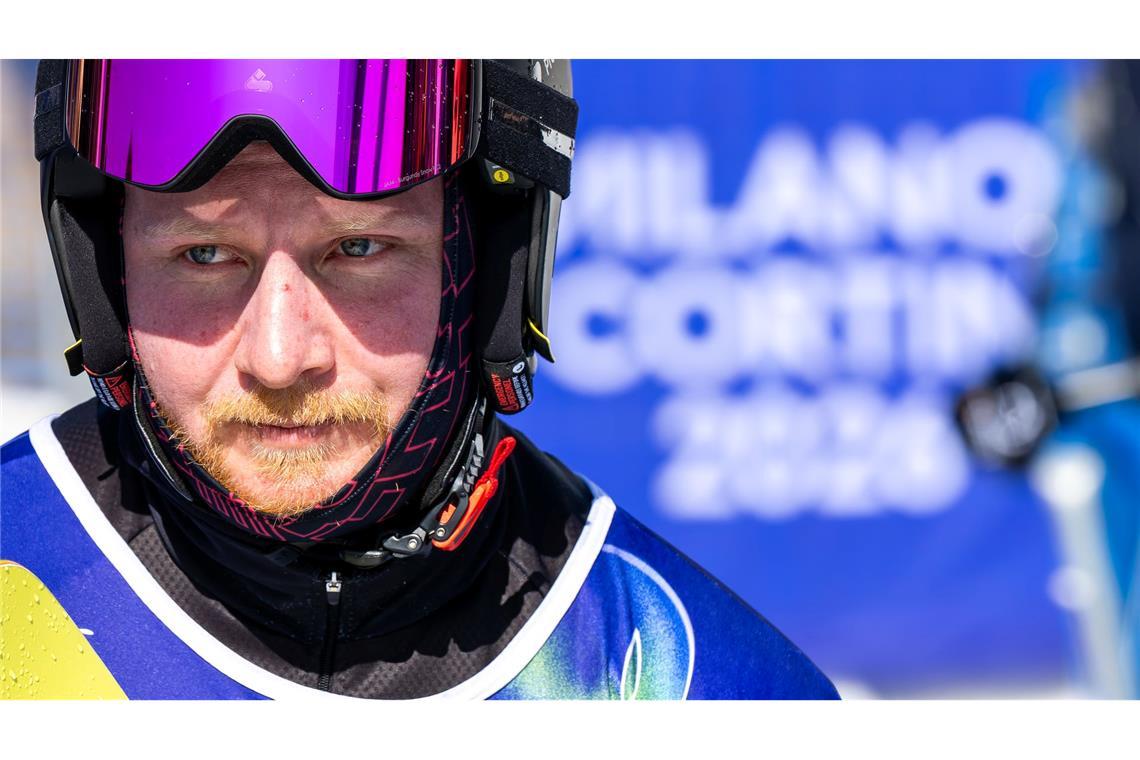 Snowboarder Christian Schmiedt trägt bei der Abschlussfeier die deutsche Fahne. (Archivbild)