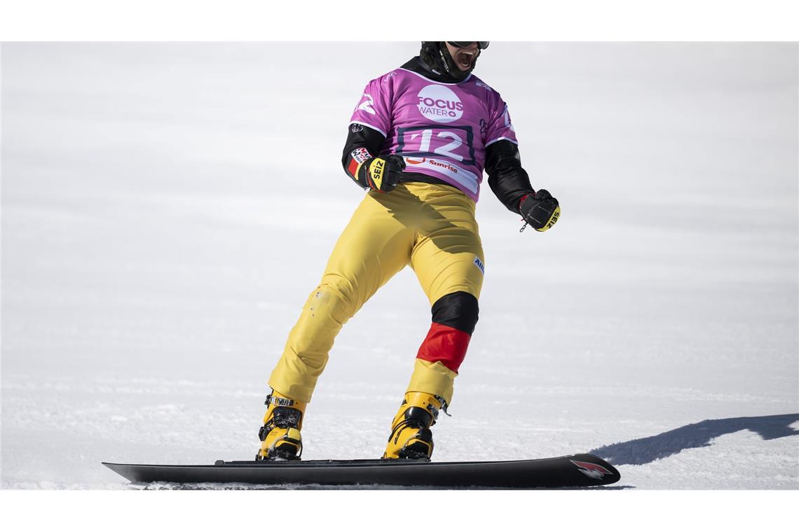 Snowboarder Baumeister holt überraschend WM-Silber Snowboarder Stefan Baumeister jubelt über die Silbermedaille bei der WM.