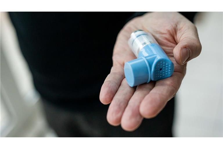 So ein Spray haben die meisten Asthmatiker immer dabei. (Archivbild)