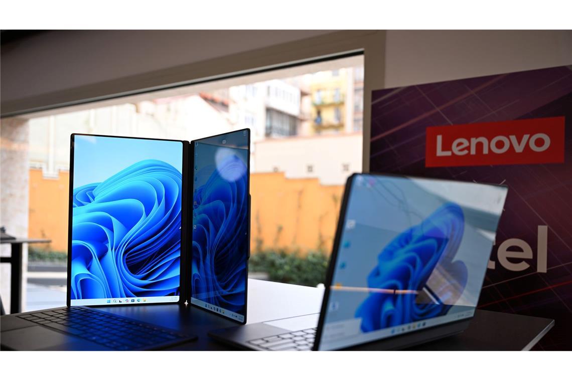 So geht es auch: Die beiden Bildschirme per Magnetfunktion nebeneinander gestellt.