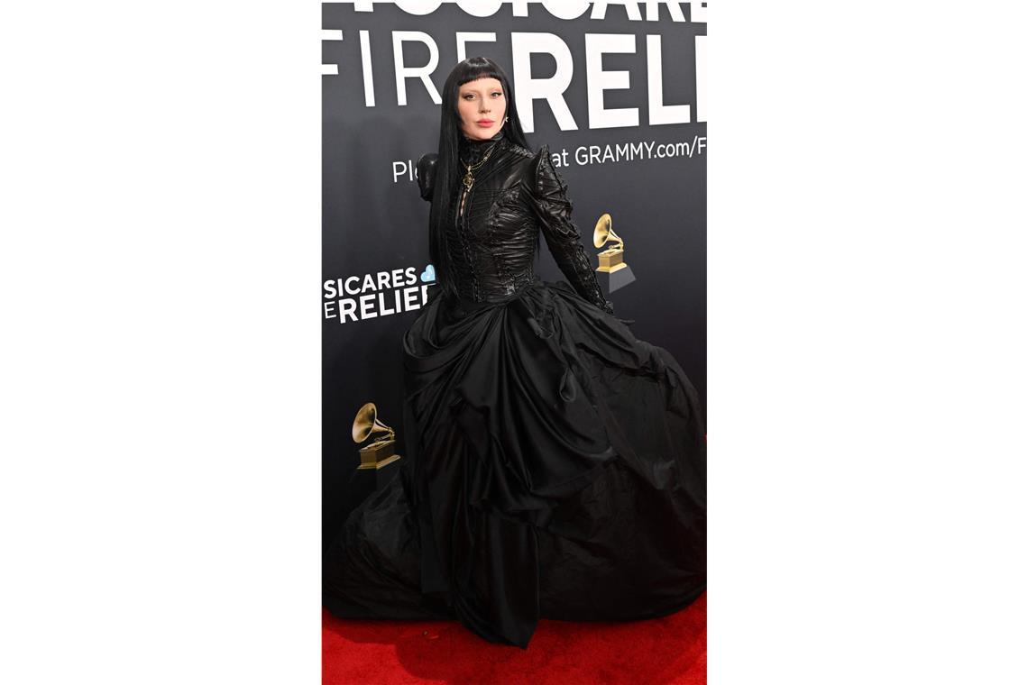 Die schönsten (und schlimmsten) Grammy-Looks So geht Gothic – Lady Gaga in einem strengen, schwarzen, hochgeschlossenen Samuel-Lewis-Kleid mit ausladendem Rock. Das Finish: Ein Blick, der töten könnte.