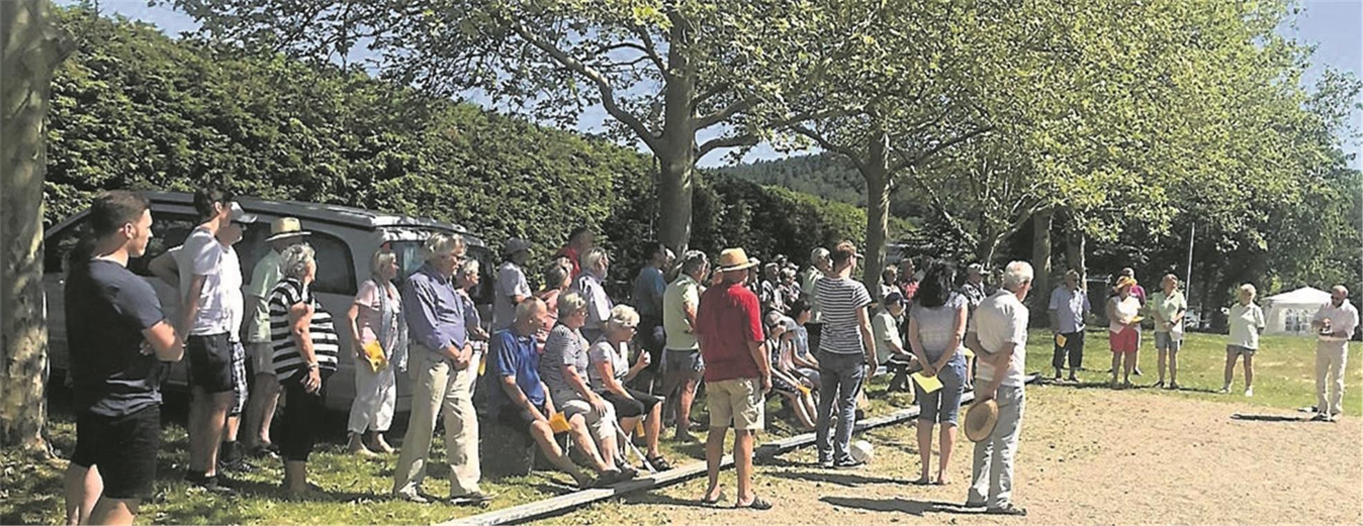 Das kleine Paradies ist nun 50 Jahre alt „So haben wir unser Gelände noch nie erlebt!“, ist der Kommentar nach dem liturgischen Spaziergang mit Pfarrer Steffen Kaltenbach (rechts). Foto: privat