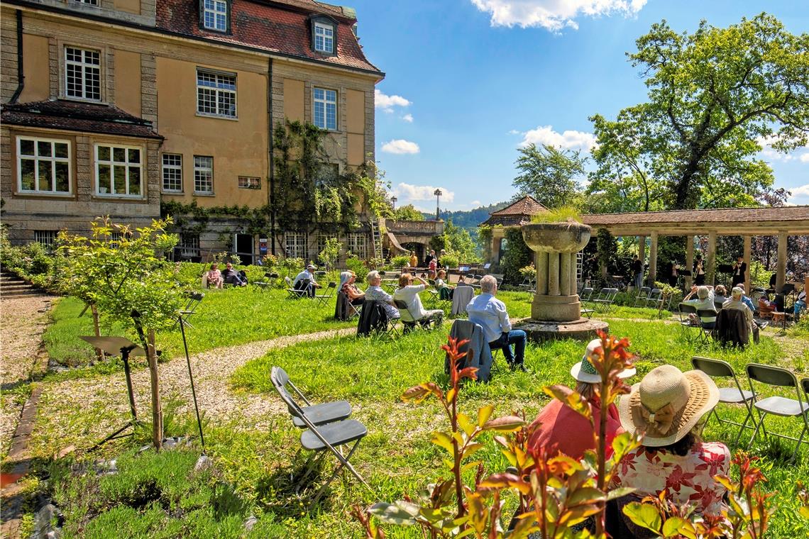 So idyllisch kann eine politische Kulturkundgebung aussehen: Szene einer Veranstaltung von Patrick Siben und seinen Stuttgarter Salonikern im Garten der Villa Franck in Murrhardt. Fotos: A. Becher
