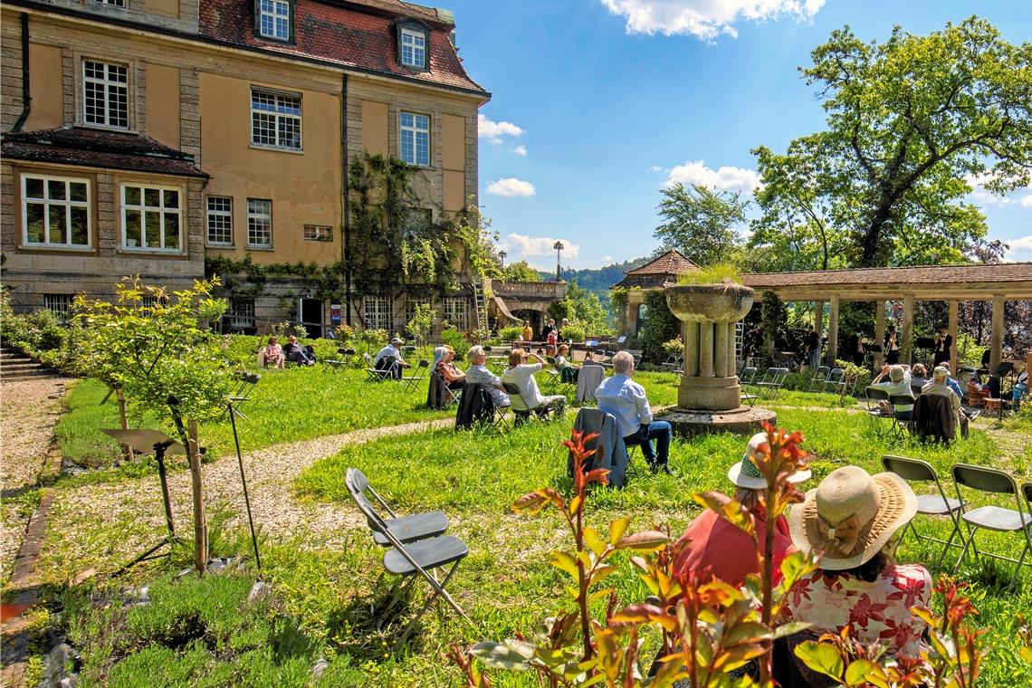 Ziel: Konzertfreigabe unter freiem Himmel So idyllisch kann eine politische Kulturkundgebung aussehen: Szene einer Veranstaltung von Patrick Siben und seinen Stuttgarter Salonikern im Garten der Villa Franck in Murrhardt. Fotos: A. Becher