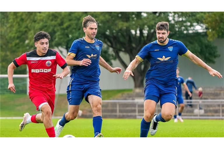 So kann es gern weitergehen: Lukas Völler, Oliver Schroth (v. re.) und der TV Darmsheim entführten am ersten Spieltag drei Punkte von Landesliga-Absteiger TSVgg Plattenhardt (in Rot).