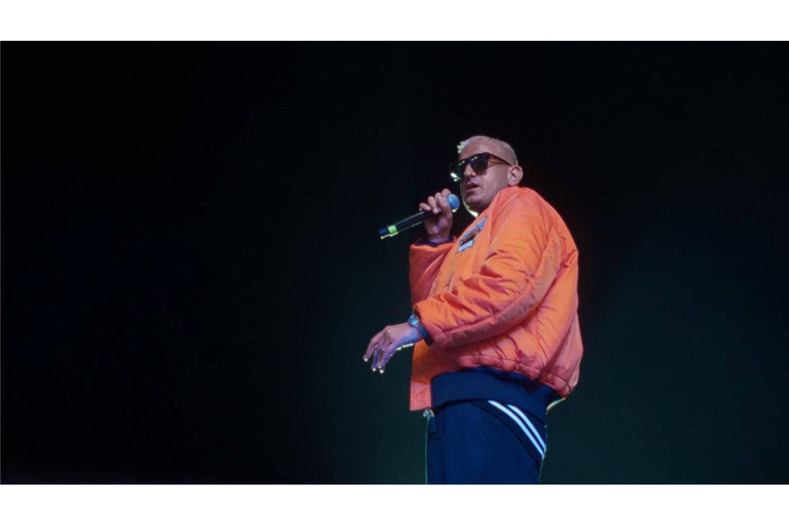 So kennen viele Fans Haftbefehl, als umjubelten Star auf der Bühne.