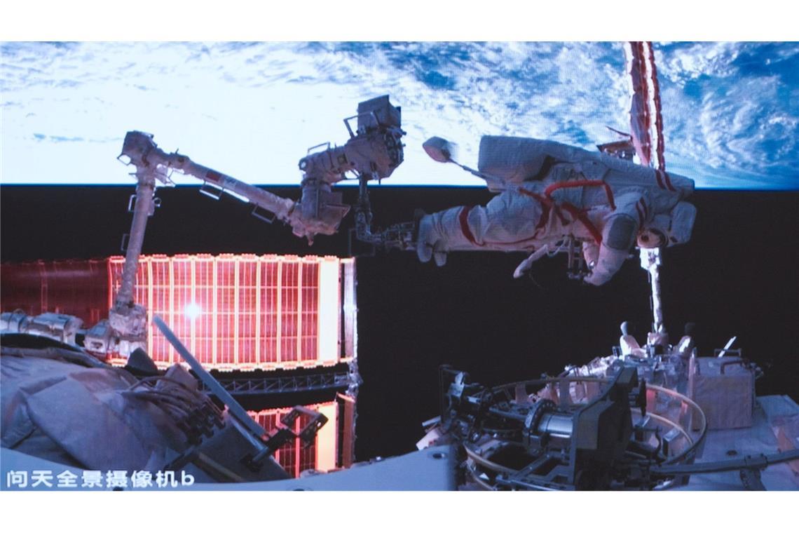Rekord im All: Chinesen brechen Bestmarke So lange war noch kein Außeneinsatz zuvor: Neun Stunden verbrachten zwei chinesische Astronauten außerhalb ihrer Raumstation.