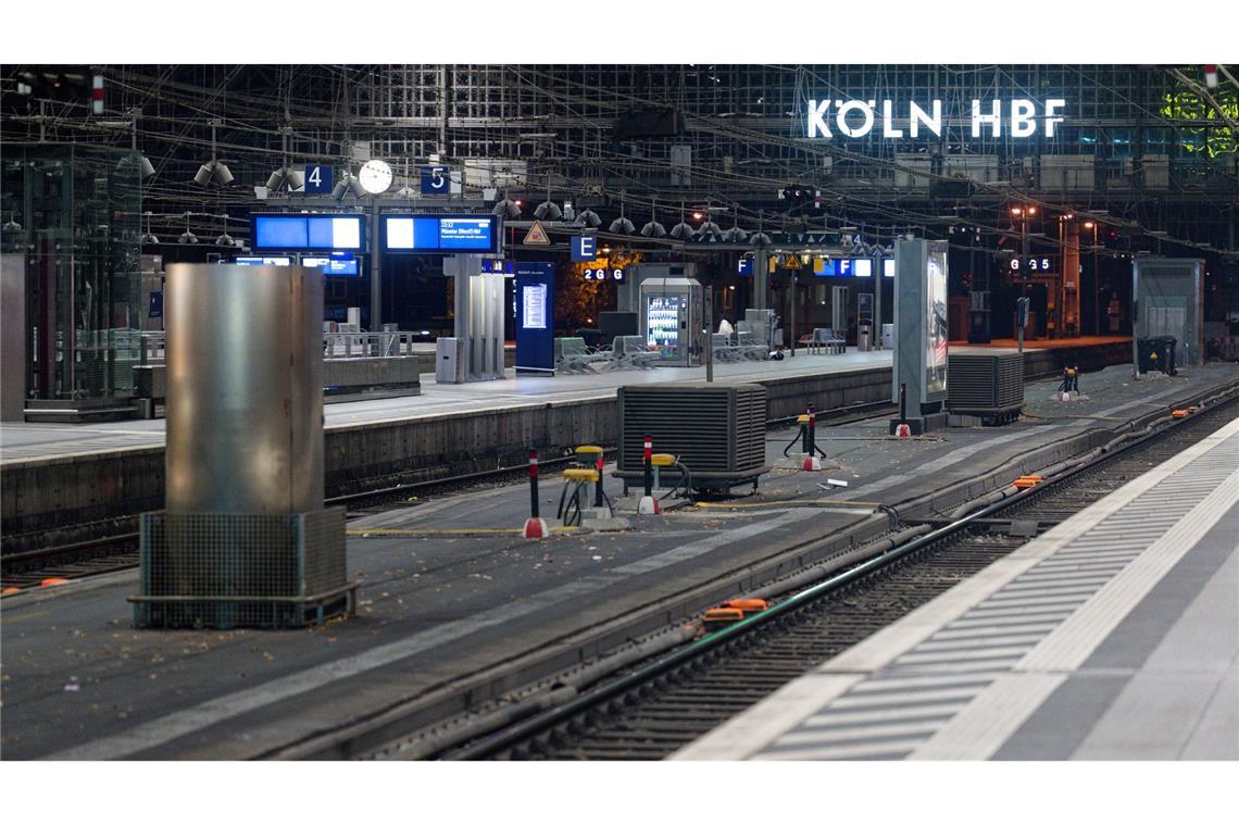 So leer wie zuletzt im Corona-Lockdown: Der Kölner Hauptbahnhof während der Sperrung. (Archivbild)
