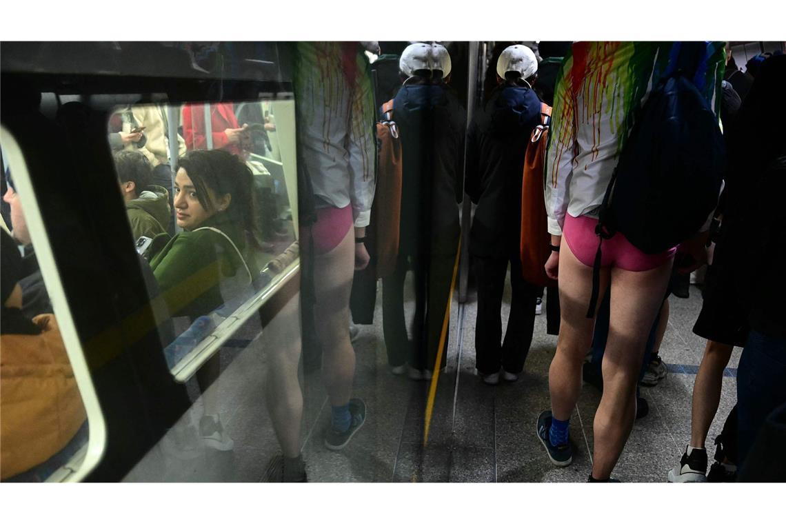 Warum Menschen in London ohne Hose U-Bahn fahren So mancher Teilnehmer überraschte mit ausgefallener Unterwäsche in knalligen Farben.