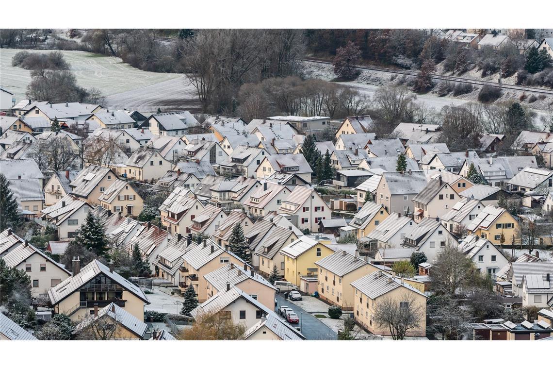 Kälte und winterliches Wetter bleiben vorerst So manches Dach könnte in den nächsten Tagen etwas weißer werden.