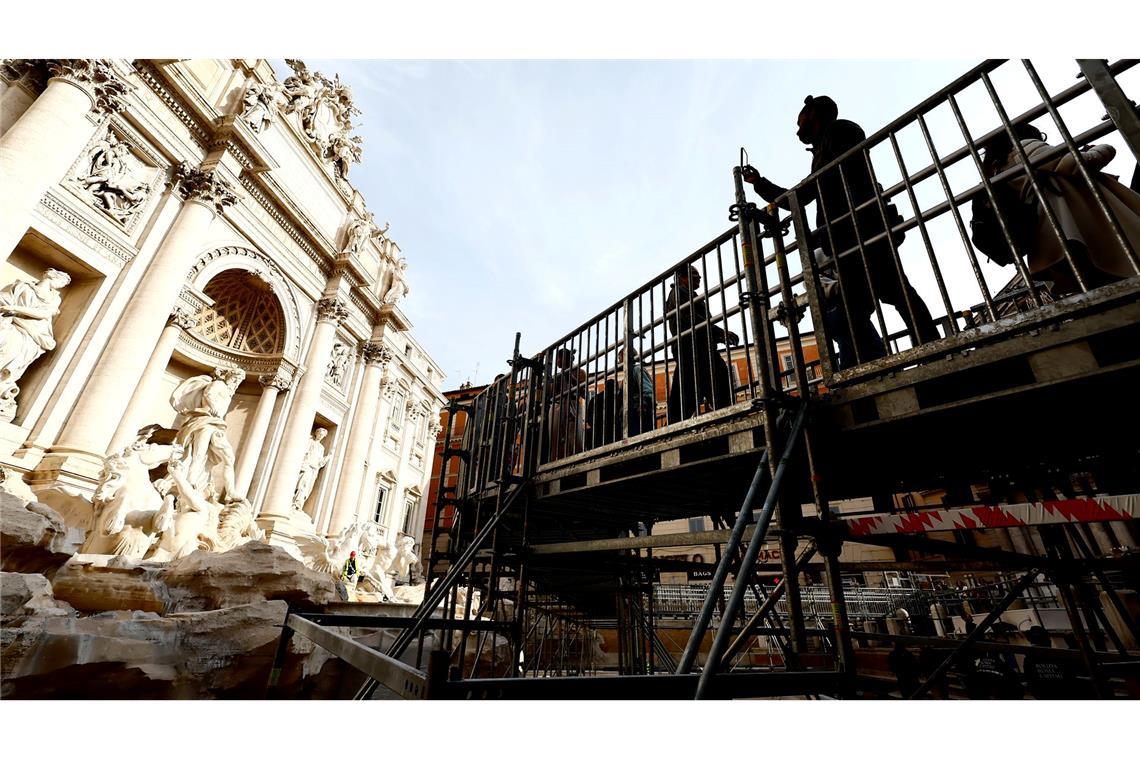 "Kampf ums beste Selfie" - Italien leidet am Massentourismus So nah wie noch nie an die "Fontana di Trevi" - nun möglich über einen Steg.