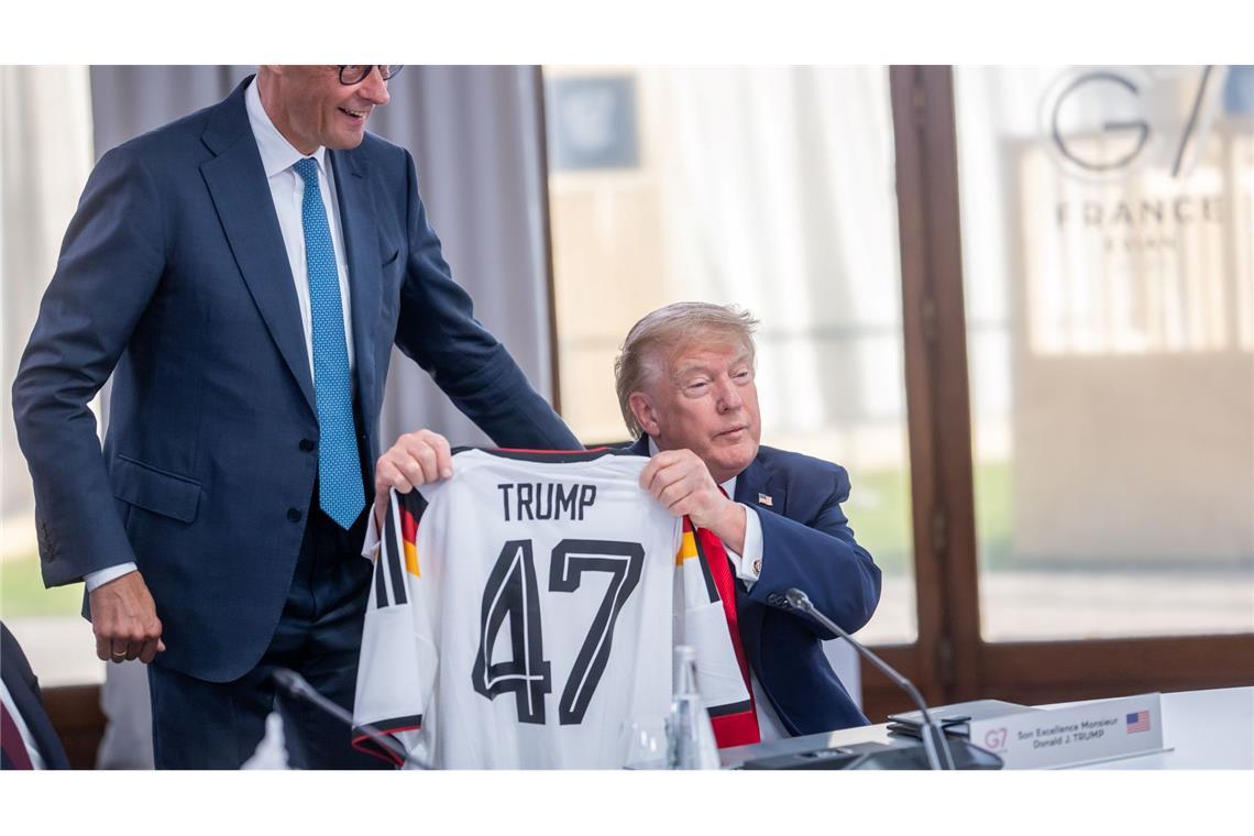 So richtig happy ist Trump mit seinem Geschenk offensichtlich nicht.