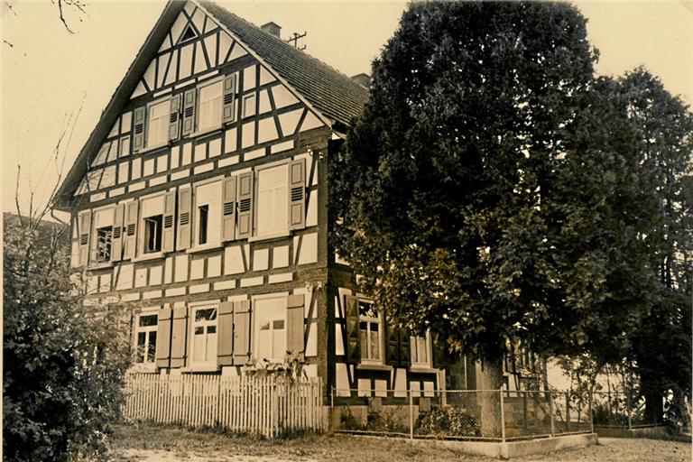 So sah das Rathaus in Kirchenkirnberg im Jahr 1955 aus. Mit der Eingemeindung richtete man aber eine Verwaltungsstelle ein, sodass die Bürger nicht unbedingt nach Murrhardt mussten. Foto: Stadtarchiv Murrhardt
