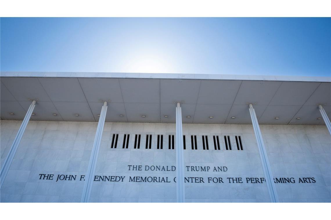 So sah die Aufschrift auf der Fassade der Kultureinrichtung nach der Umbenennung in Trump Kennedy Center aus. (Archivbild)