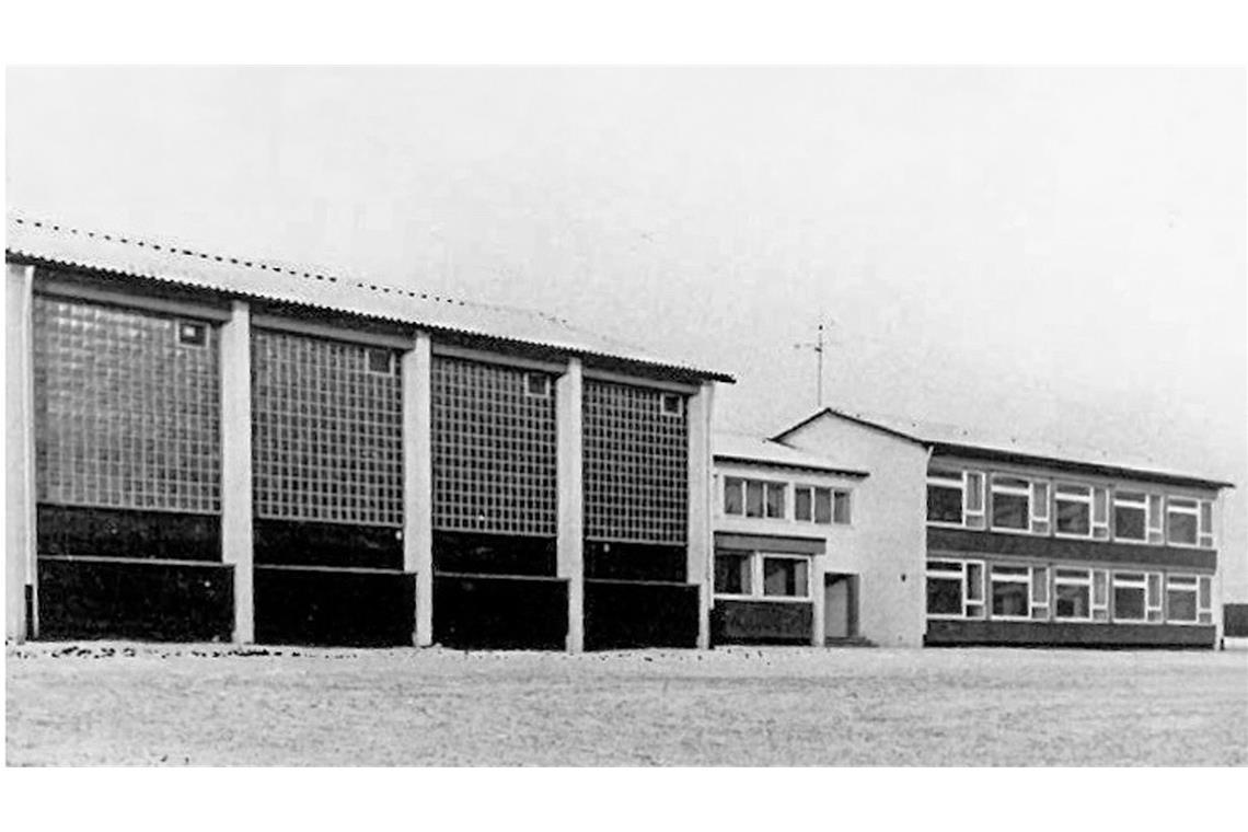 Junge Stuttgarter Architekten entwerfen ein Haus fürs ganze Dorf So sah die Mehrzweckhalle Ingerkingen in Schemmerhofen mit der Verbindung zur Schule im Original aus, der gelungene erste Entwurf vom Büro Pfalzer und Schenk stammt aus dem Jahr 1964. Die schönen Glasbausteine fielen einem Umbau zum Opfer lange vor dem Entwurf von Atelier Kaiser Shen.