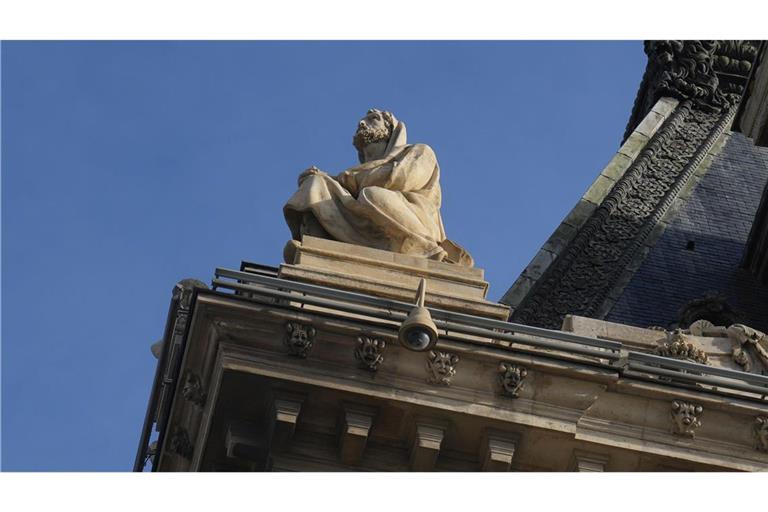 So schlecht, wie gedacht, war das Sicherheitssystem des Louvre  nicht: eine Überwachungskamera an der Außenfassade: