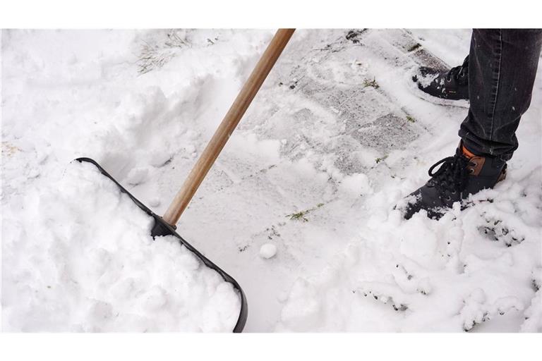 So schön Schnee und Eiskristalle auch sind, bringt die weiße Pracht auch unangenehme Seiten und gewisse Pflichten mit sich. Schneeräumen ist so eine.